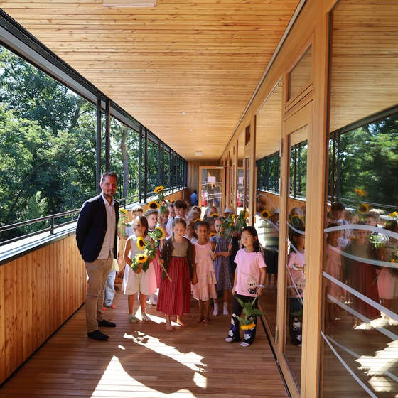 Die 1. Klasse vor ihrem Klassenzimmer