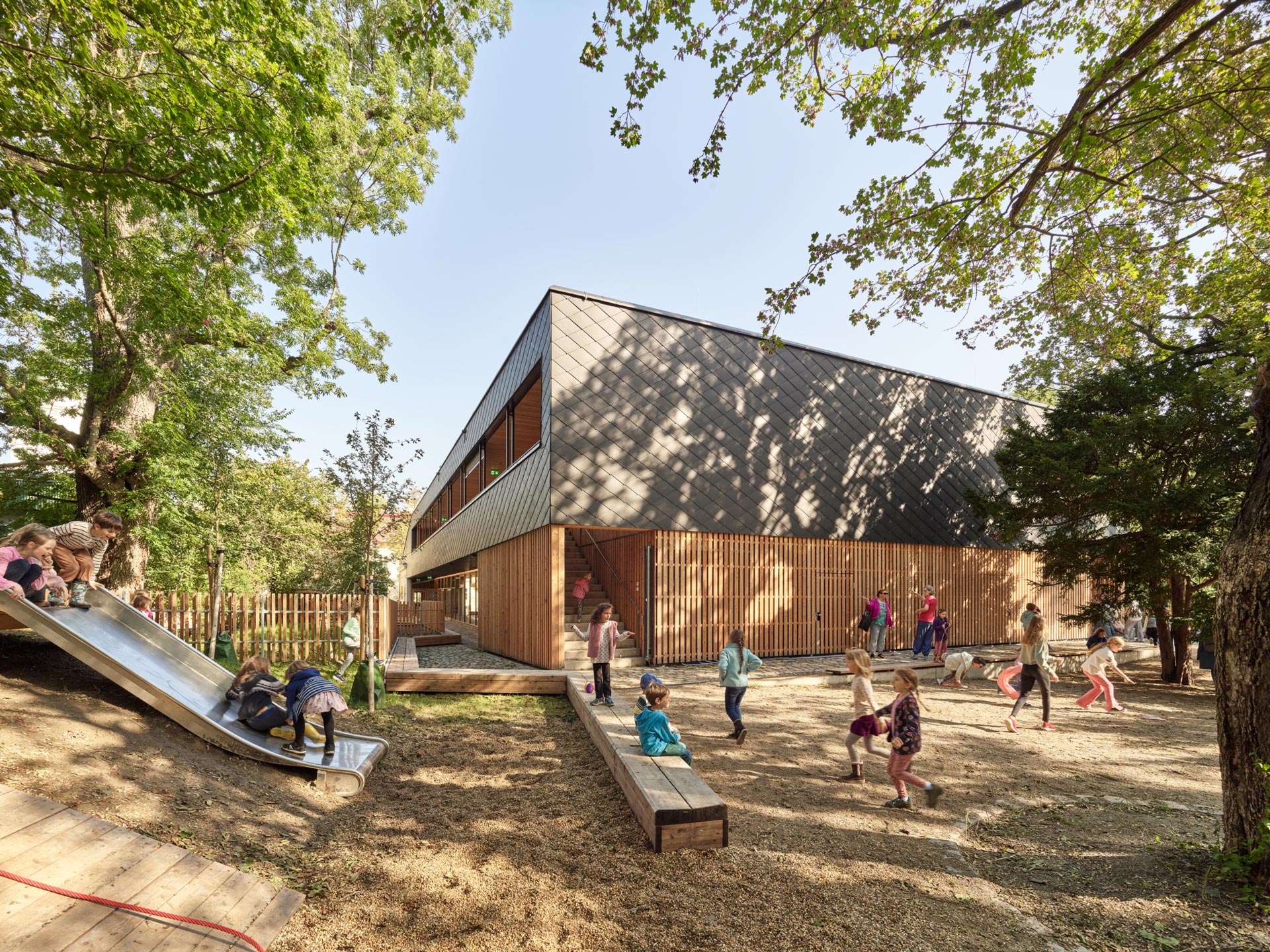 Alter Schulgarten mit Neubau auf 113