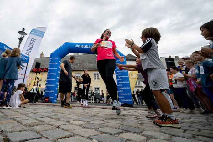 Maurer Waldorflauf 2026 im Ziel am Maurer Hauptplatz