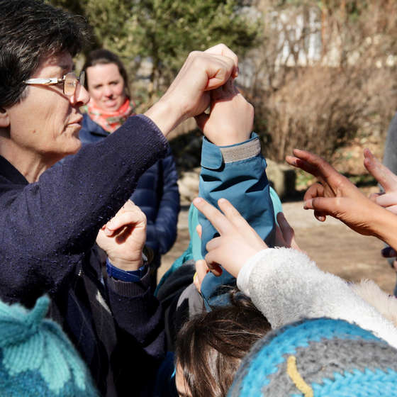 Barbara umringt von ihrer Klasse, 2014
