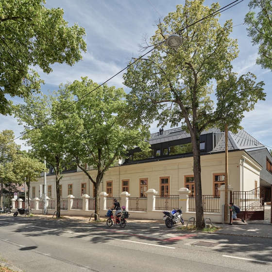 Neubau 113, Straßenansicht mit Alt- und Neubau