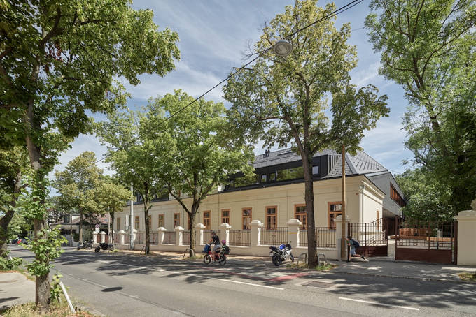 Neubau 113, Straßenansicht mit Alt- und Neubau