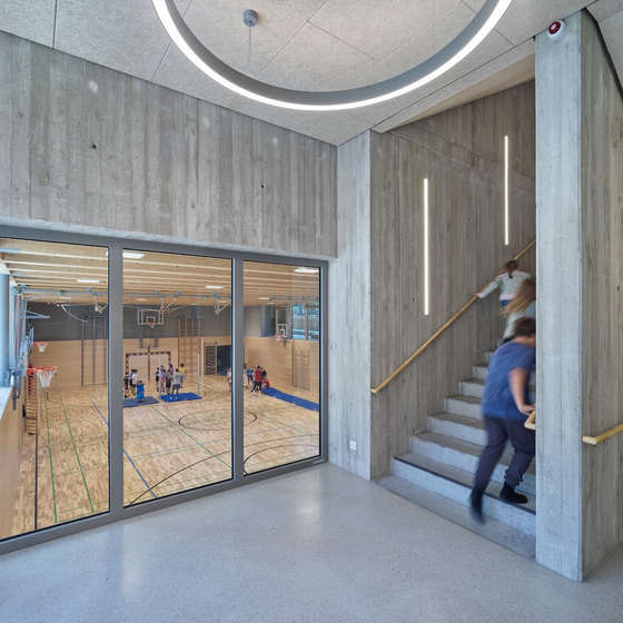 Treppenhaus mit Blick in die Sporthalle, EG